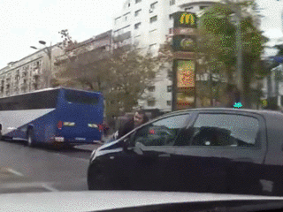 plimbare pe capota 2 gif